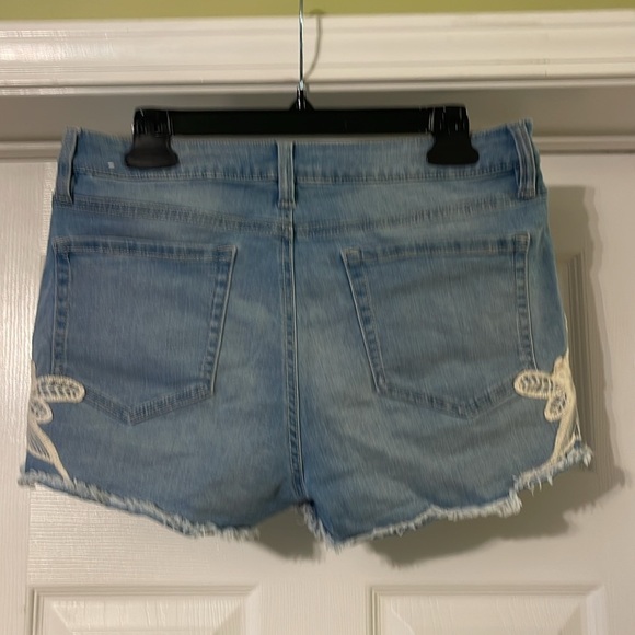 Eighty Two - medium wash blue jean shorts - lacy embroidery - size 11 - Picture 2 of 4